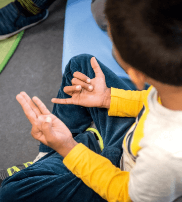 Ein Schüler addiert Zahlen im Kopf und orientiert sich dabei an seinen Fingern