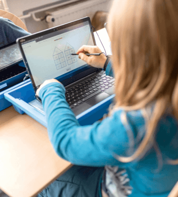 Eine junge Schülerin arbeitet an einem Laptop
