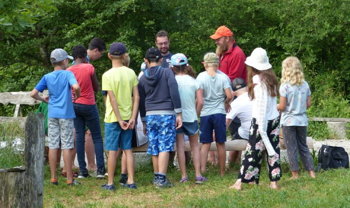 Schüler und Schülerinnen der Draußenschule lernen im Freien