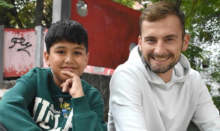 Ein Junge und sein Kinderhelden Betreuer