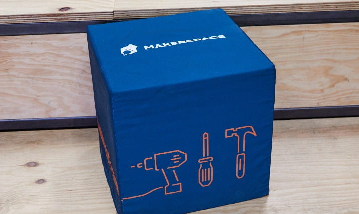 Ein Würfel auf dem verschiedene Makermark Symbole zu sehen sind