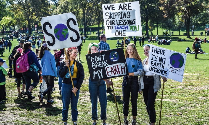 Schülerinnen demonstrieren für eine nachhaltigere Klimapolitik