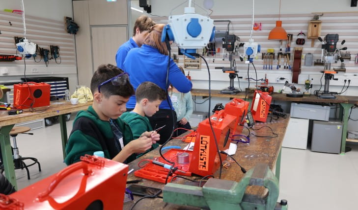 Schüler arbeiten in einer technischen Werkstatt