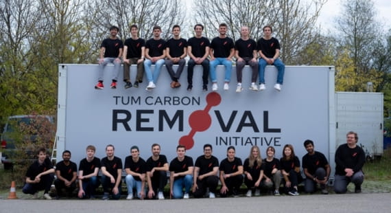 Studenten-Team in zwei Reihen vor einer Wand