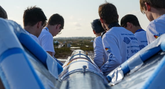 Studenten tragen Rakete